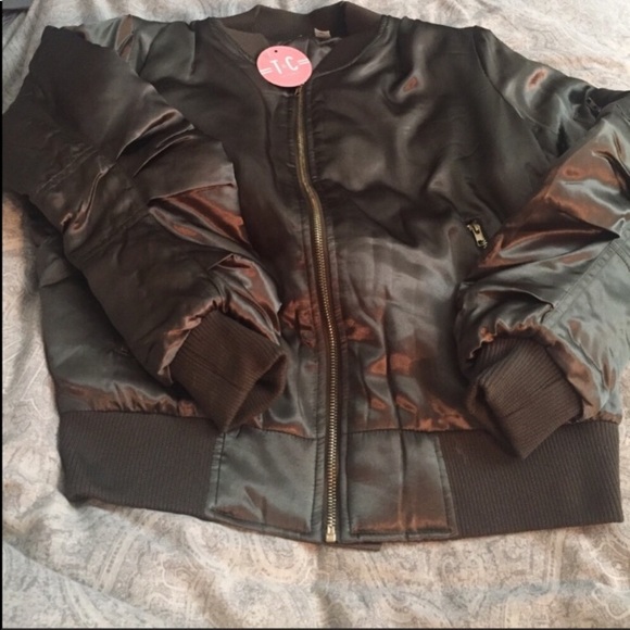 NWT POSHMARK EDITOR HOST PICK OLIVE GREEN SILKY PUFFER BOMBER MOTO JACKET COAT - Picture 4 of 6